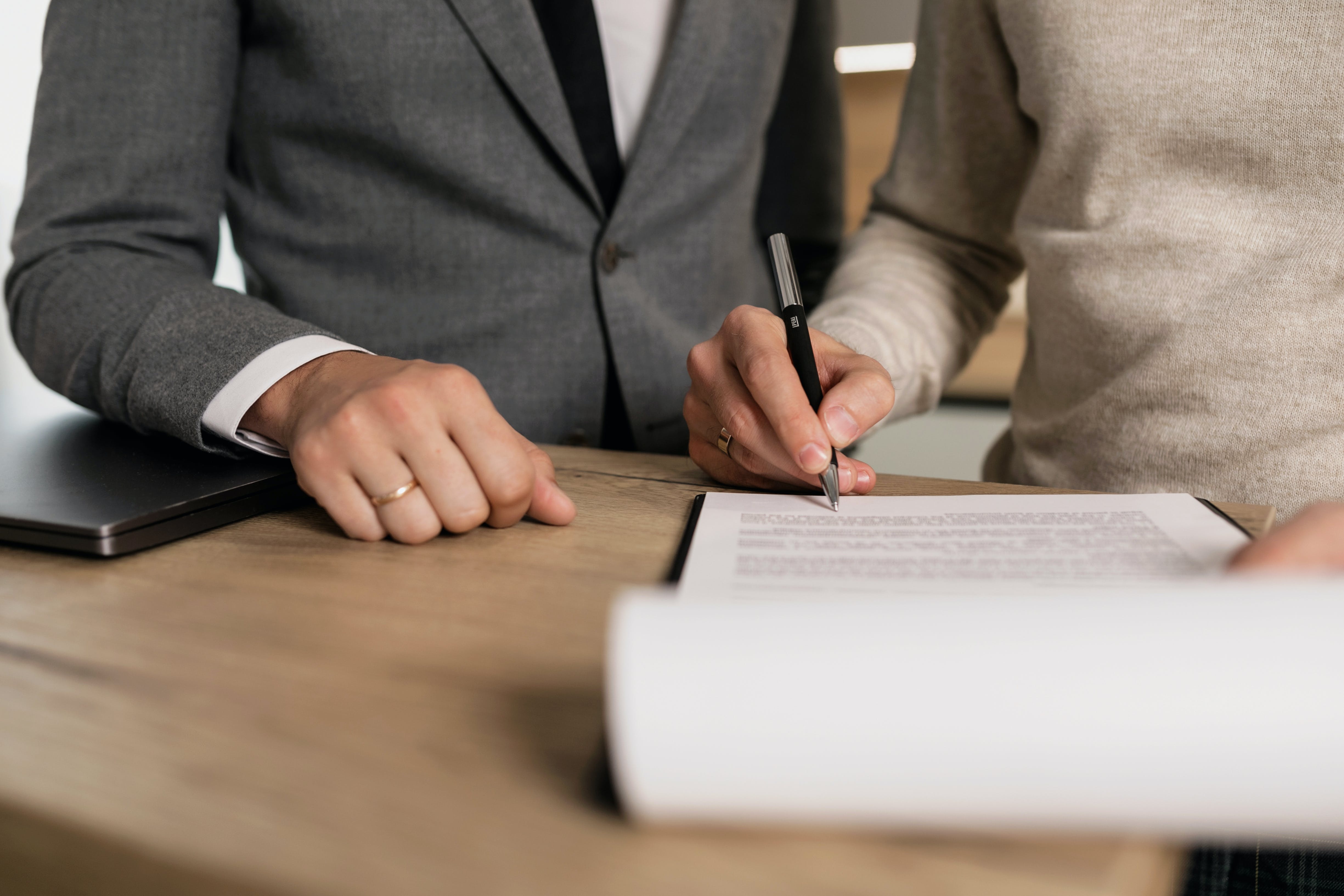 Twee mannen ondertekenen een contract Twee mannen ondertekenen een contract