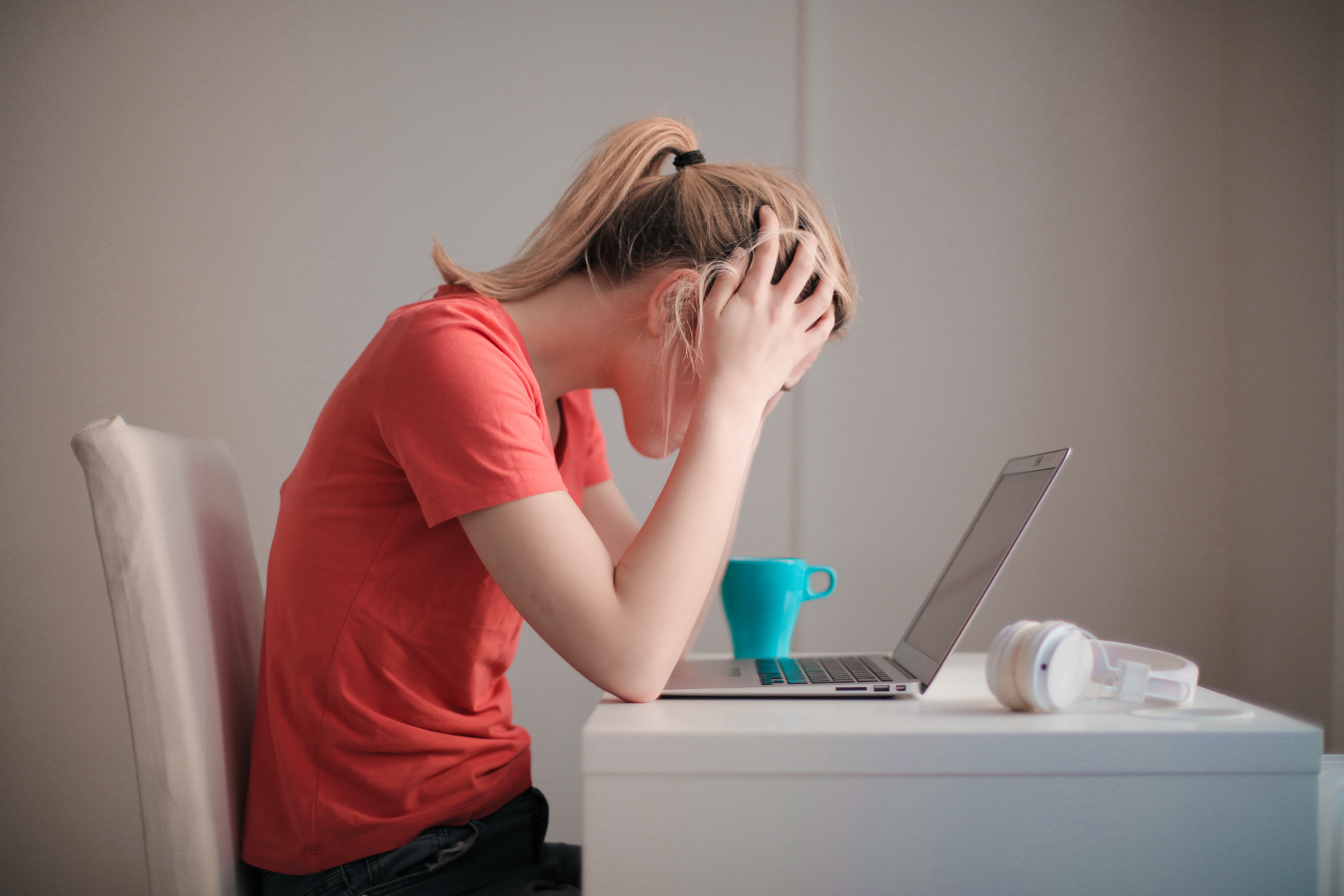 Een gefrustreerde jonge huurder achter een laptop. Een gefrustreerde jonge huurder achter een laptop.
