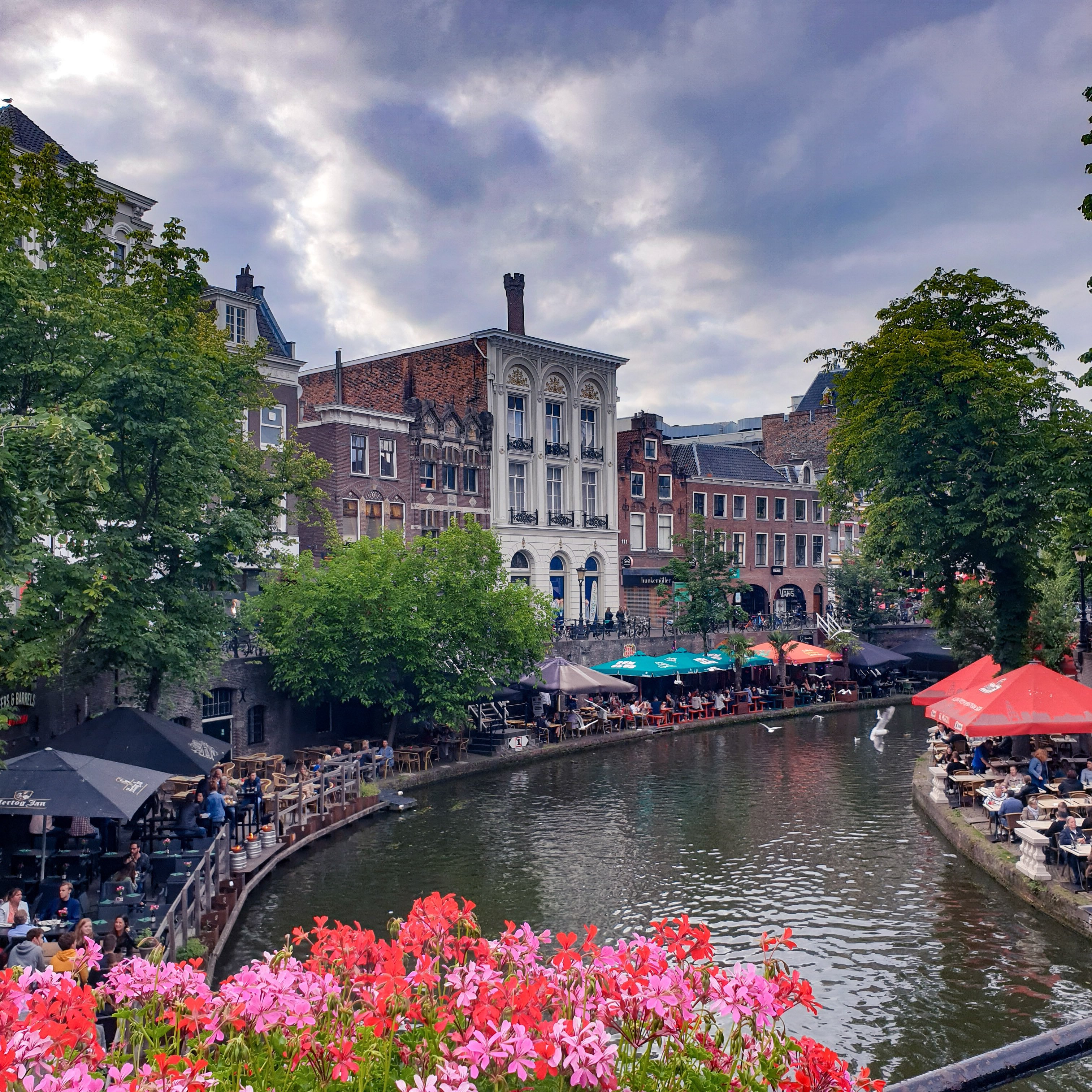 Volle terrassen aan de gracht in Utrecht Volle terrassen aan de gracht in Utrecht