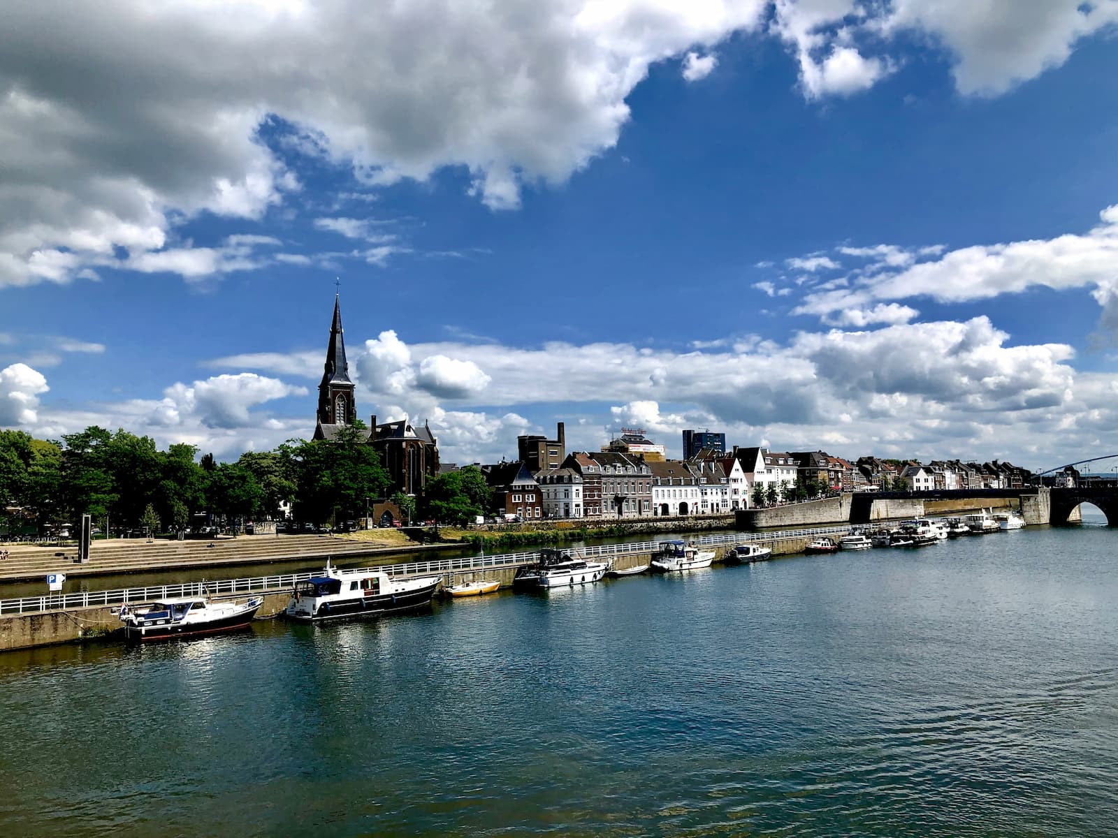Aangezicht van Maastricht met huizen aan de de rivier de Maas Aangezicht van Maastricht met huizen aan de de rivier de Maas