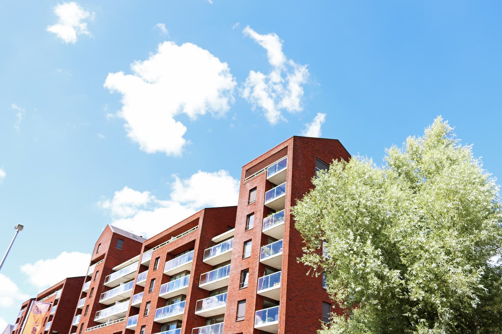 Rood appartementencomplex met verschillende wooneenheden