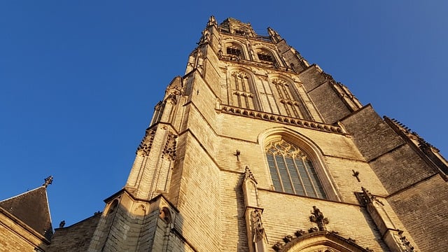 Gotische kerk van Breda gefotografeerd van onderaf. Gotische kerk van Breda gefotografeerd van onderaf.