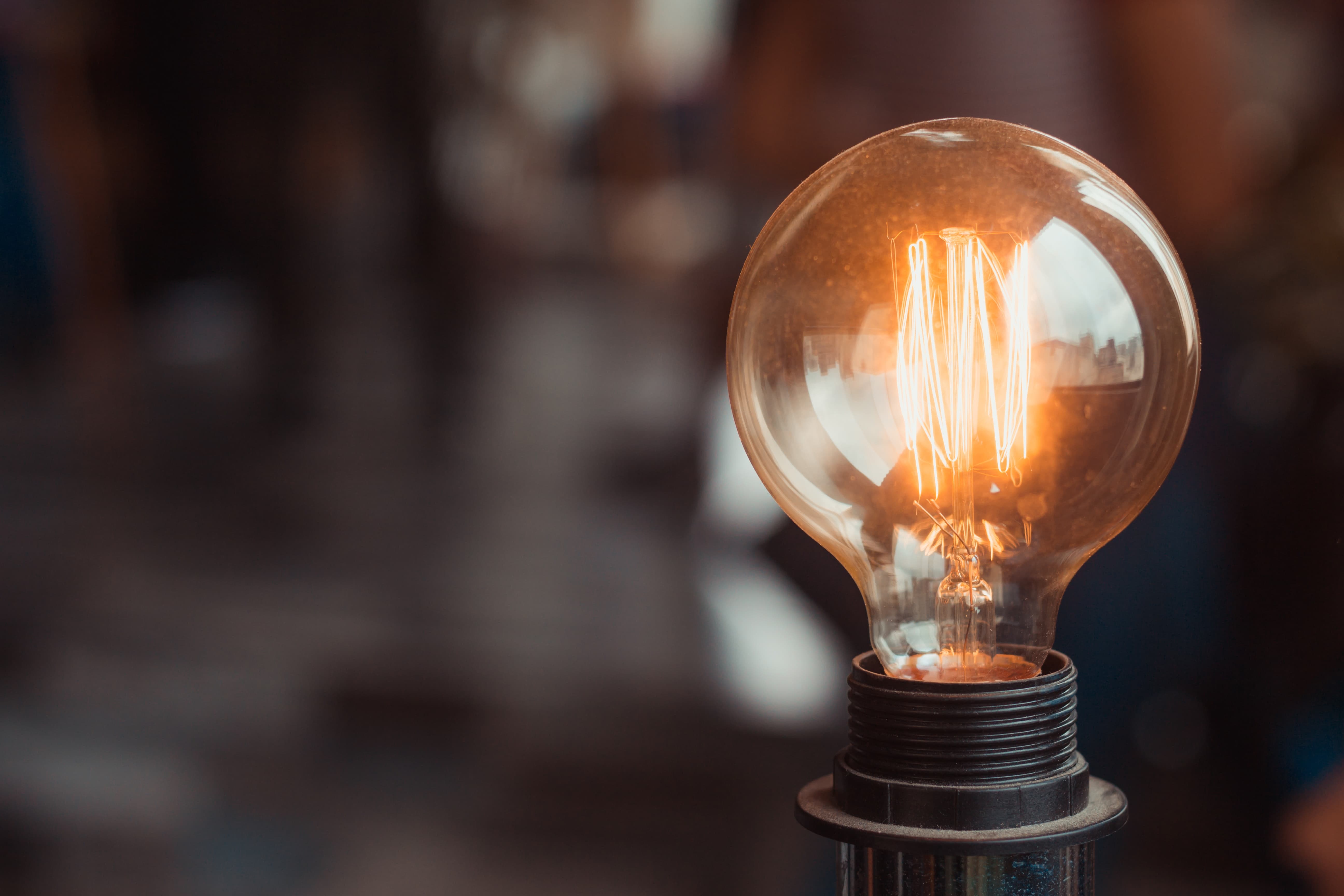 Een ledlamp in de vorm van een gloeilamp met oranje licht Een ledlamp in de vorm van een gloeilamp met oranje licht