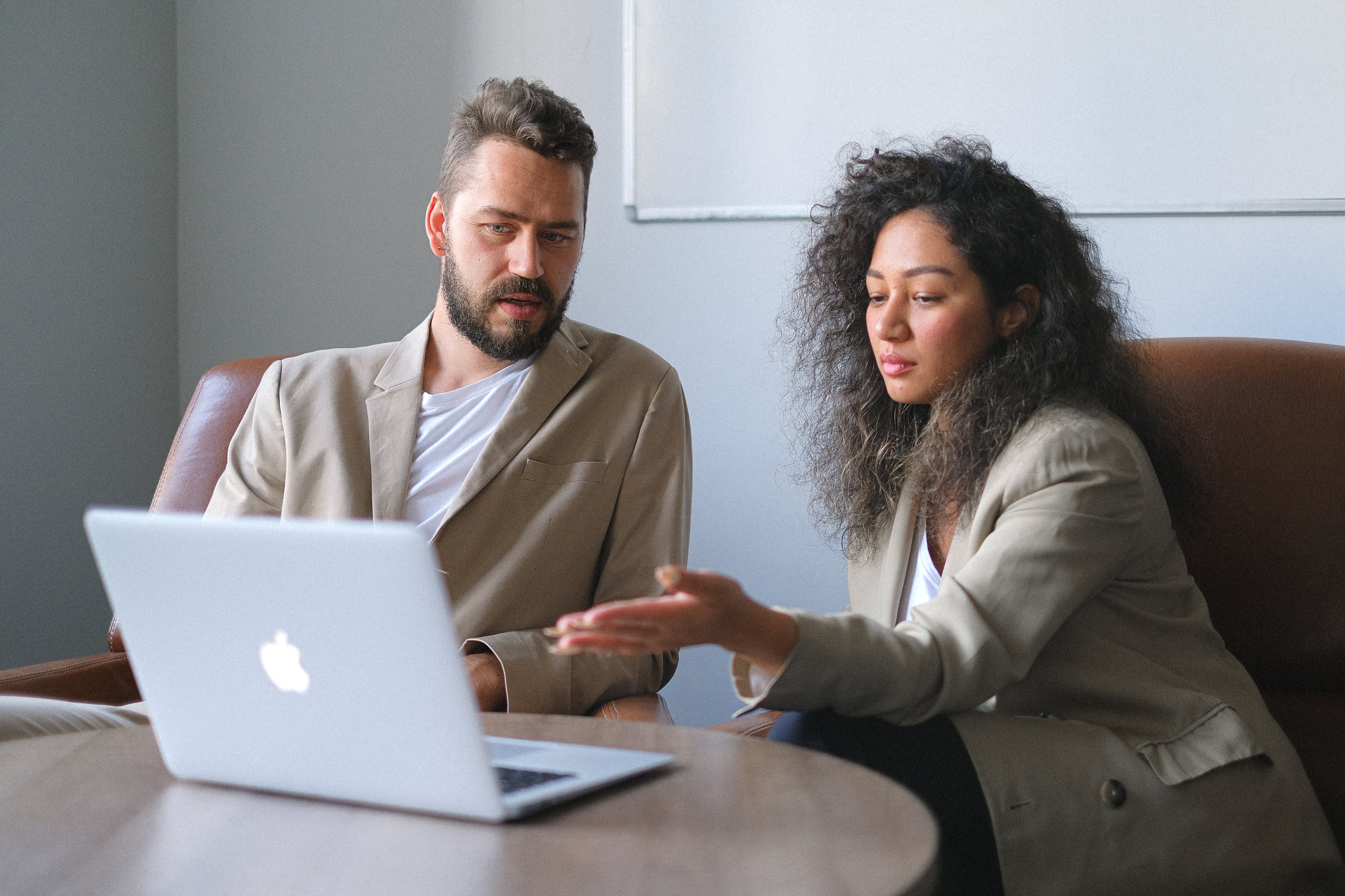 man en vrouw kijken naar laptop