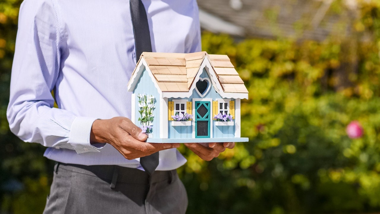 Koopwoning verhuren toestemming regelen Huiseigenaar denkt na over het verhuren van zijn woning