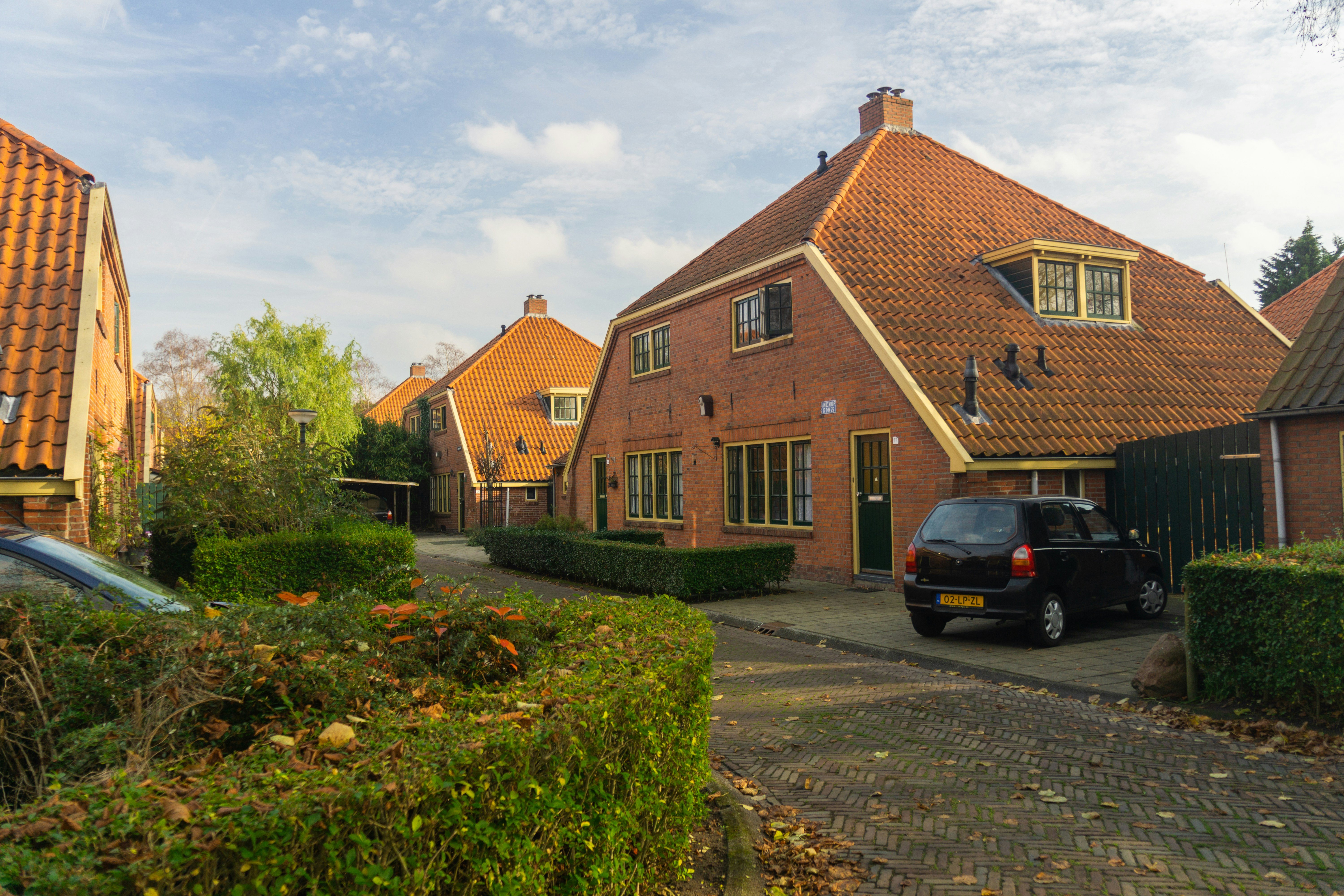 Aangezicht van een dorp met huizen gebouwd in oud Nederlandse stijl. Aangezicht van een dorp met huizen gebouwd in oud Nederlandse stijl.