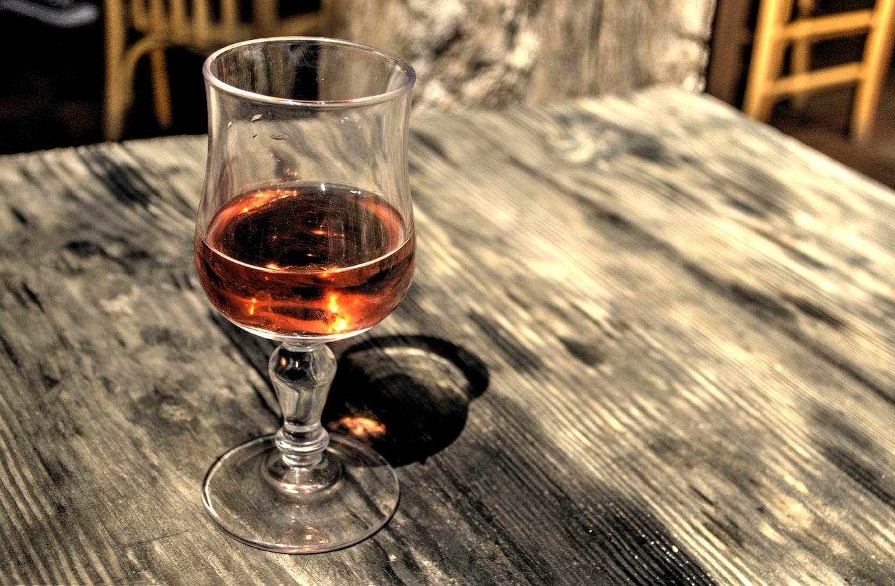 Een glas rosé op een terras in de zon in Breda. Een glas rosé op een terras in de zon in Breda.
