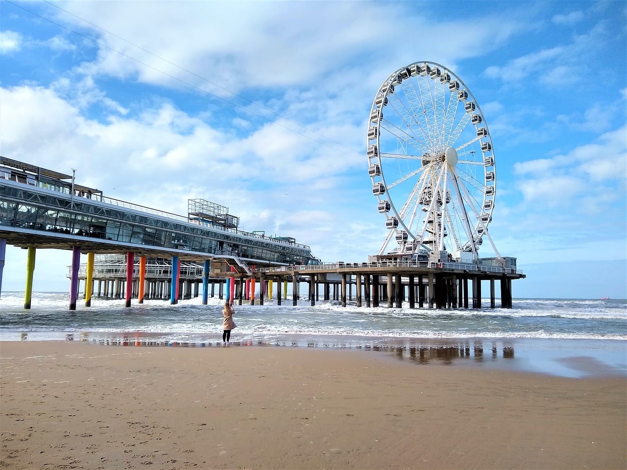 De pier bij Scheveningen met aan de rechterzijde een reuzenrad De pier bij Scheveningen met aan de rechterzijde een reuzenrad