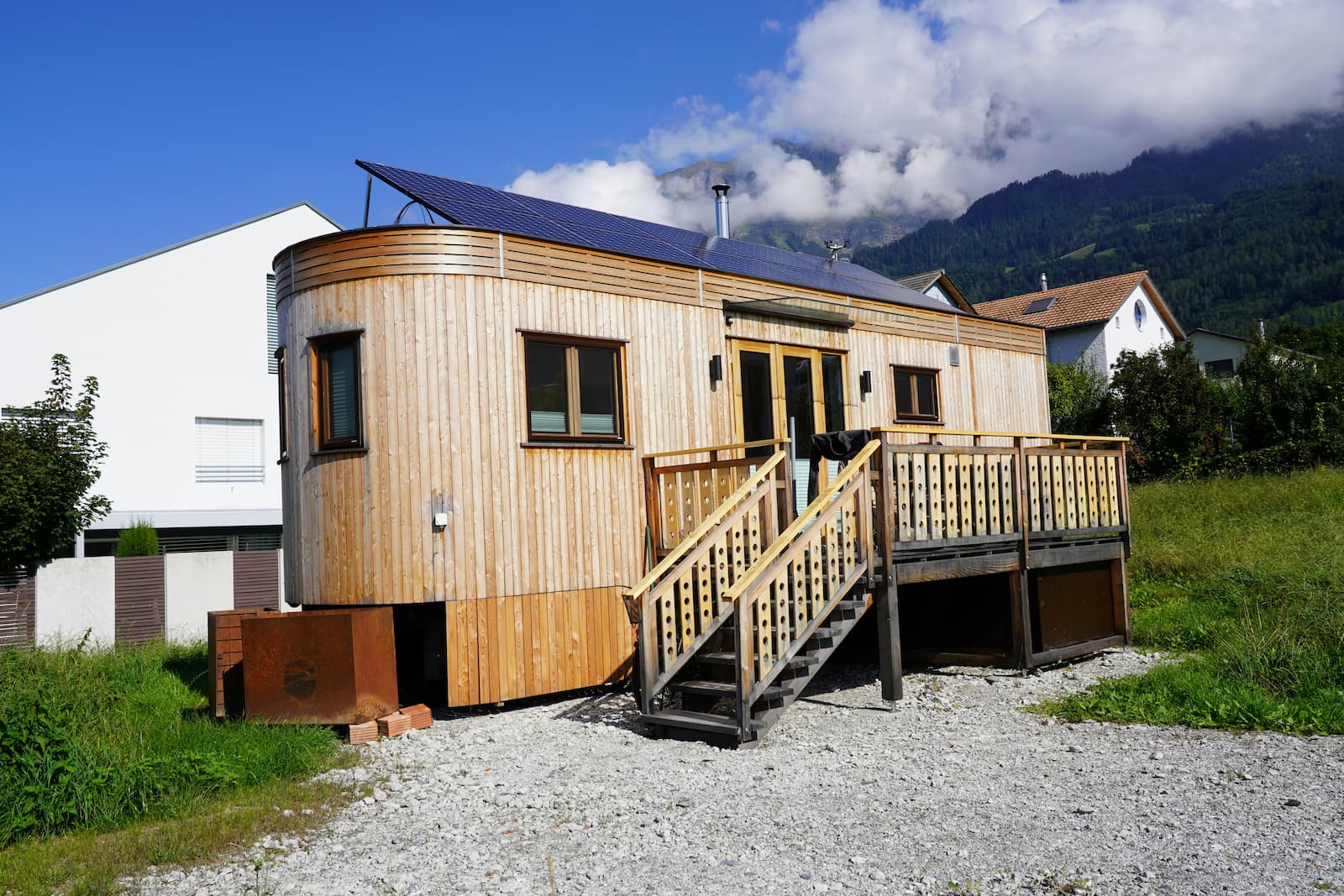 Een tiny house in Zwitserland met zonnepanelen. Een tiny house in Zwitserland met zonnepanelen.