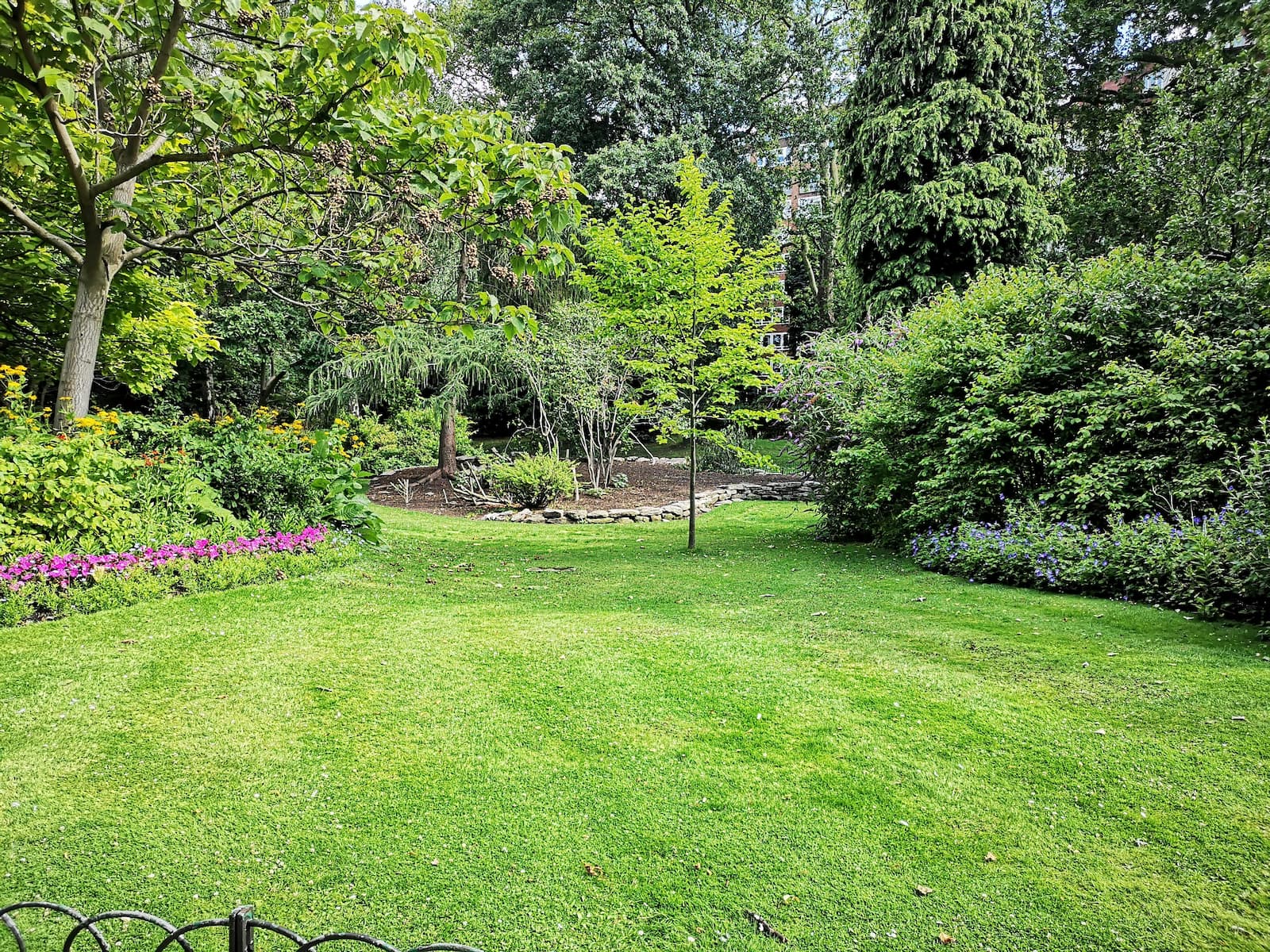 Een tuin die in bloei staat