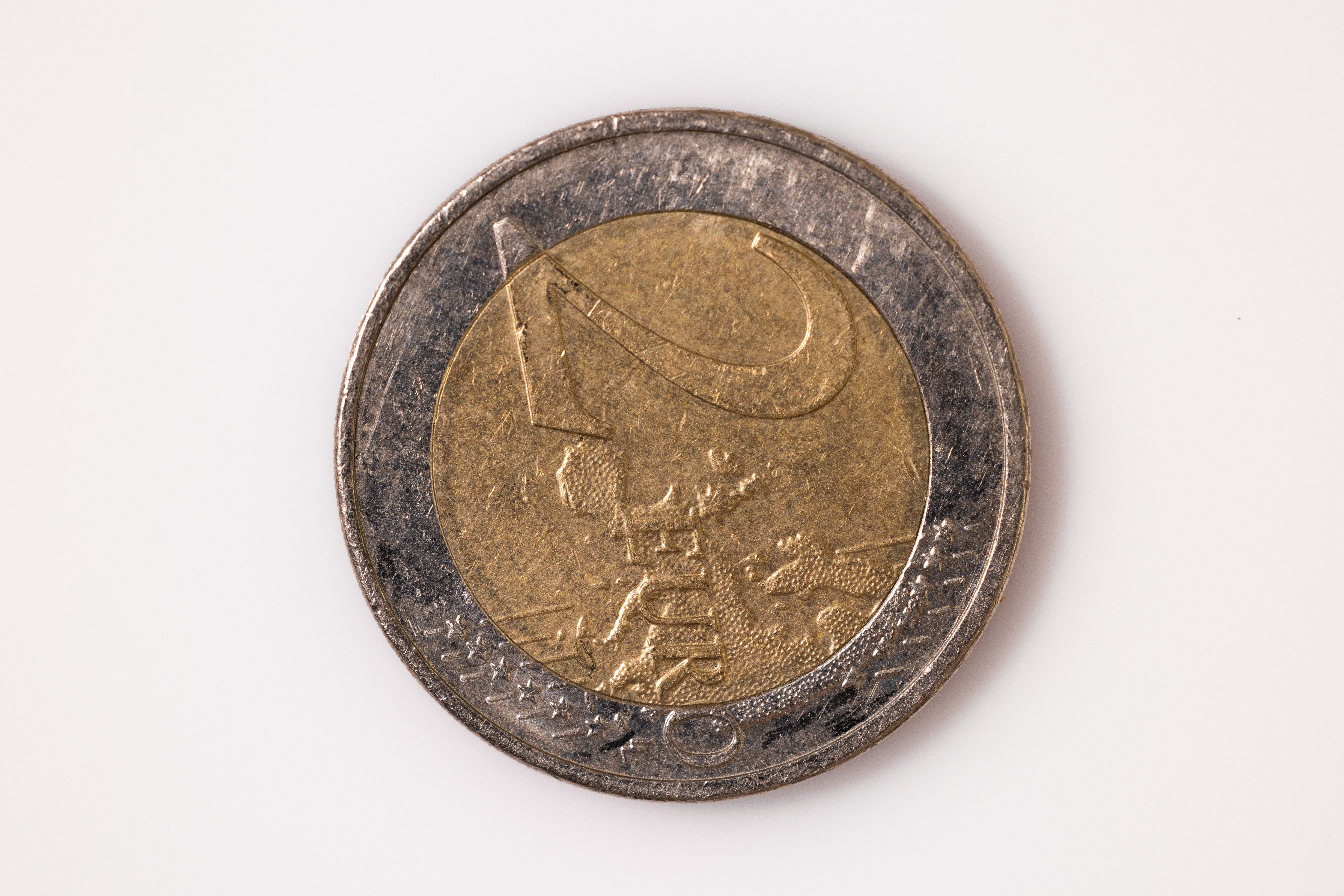 Een twee euro munt op een plat oppervlak. Een twee euro munt op een plat oppervlak.